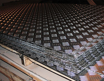 Алюминиевый металлопрокат Лист алюминиевый рифленый «Квинтет» 1050 размер 1250х2500 толщина 2,5 мм