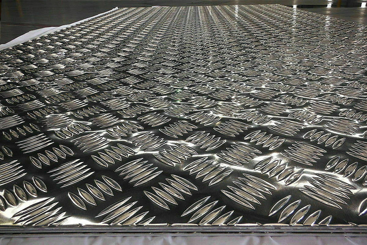Алюминиевый металлопрокат Лист алюминиевый рифленый «Квинтет» 1050 размер 1500х3000 толщина 2,0 мм