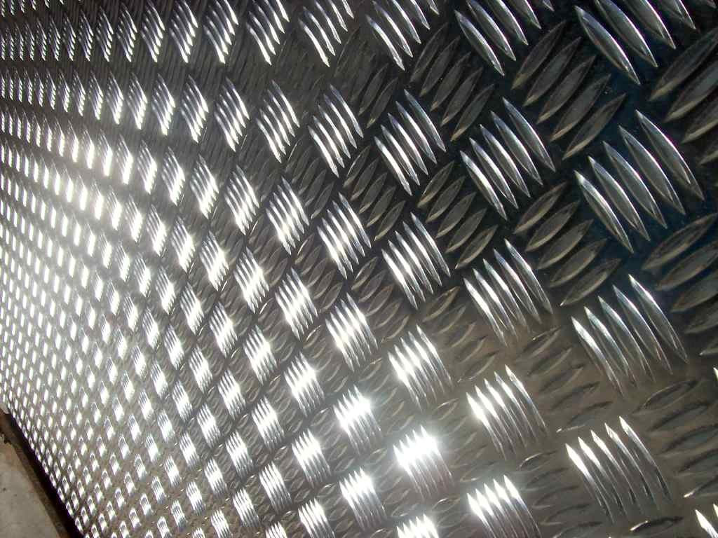Алюминиевый металлопрокат Лист алюминиевый рифленый «Квинтет» 1050 размер 1500х3000 толщина 1,5 мм