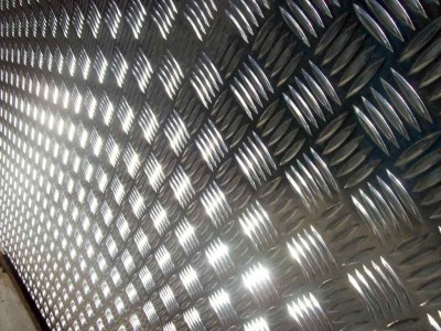 Алюминиевый металлопрокат Лист алюминиевый рифленый «Квинтет» 1050 размер 1250х2500 толщина 2,0 мм