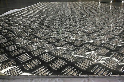 Алюминиевый металлопрокат Лист алюминиевый рифленый «Квинтет» 1050 размер 1500х3000 толщина 2,0 мм