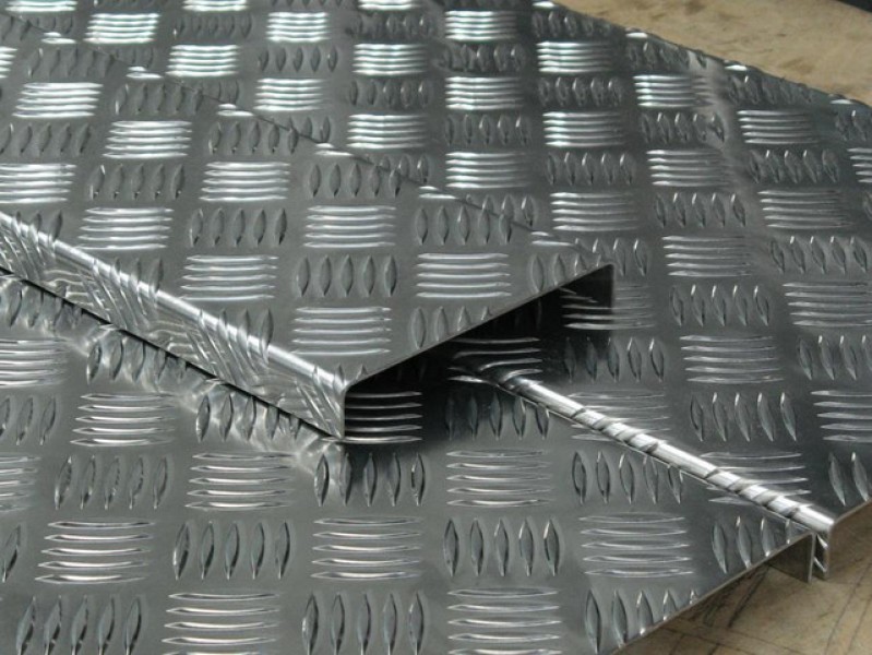 Алюмінієвий металопрокат Лист алюмінієвий рифлений «Квінтет» 1050 розмір 1250х2500 товщина 6,0 мм